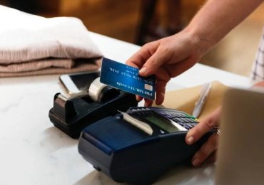 同一张信用卡能连续在POS机上刷卡吗？